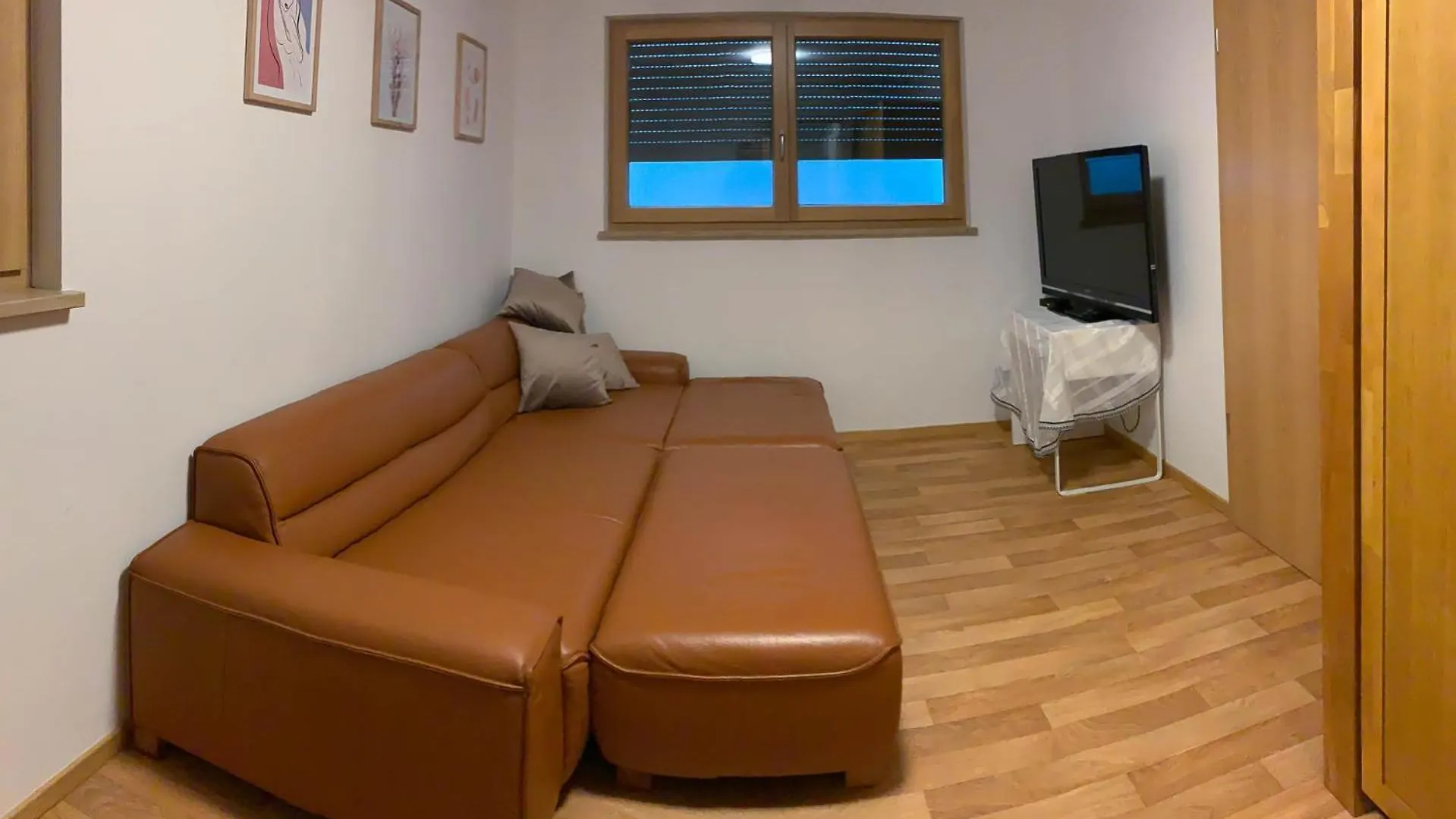 Wohnung Moebliert, Abgeschlossen Und Verkehrsguenstig Gelegen Münih Almanya